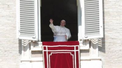 Dios siempre est� a nuestro lado y nos tiende la mano, dice el Papa en el �ngelus