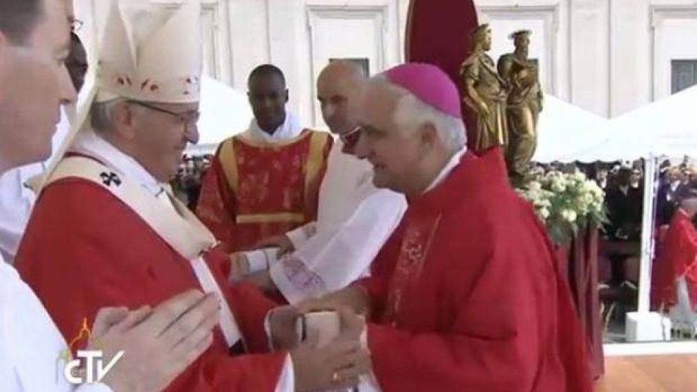 El Papa entreg el palio al arzobispo argentino Jorge Lozano