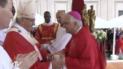 El Papa entreg� el palio al arzobispo argentino Jorge Lozano