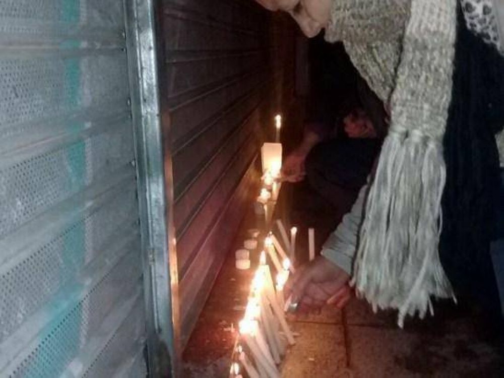 Sentido homenaje en las puertas de la UDAI y repudio por la muerte del abuelo Estivil