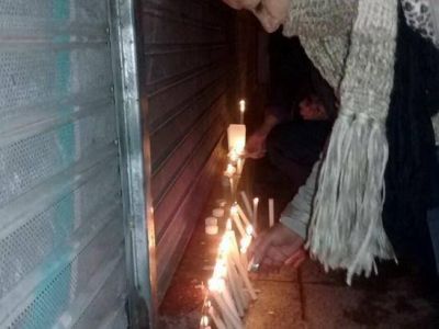 Sentido homenaje en las puertas de la UDAI y repudio por la muerte del abuelo Estivil