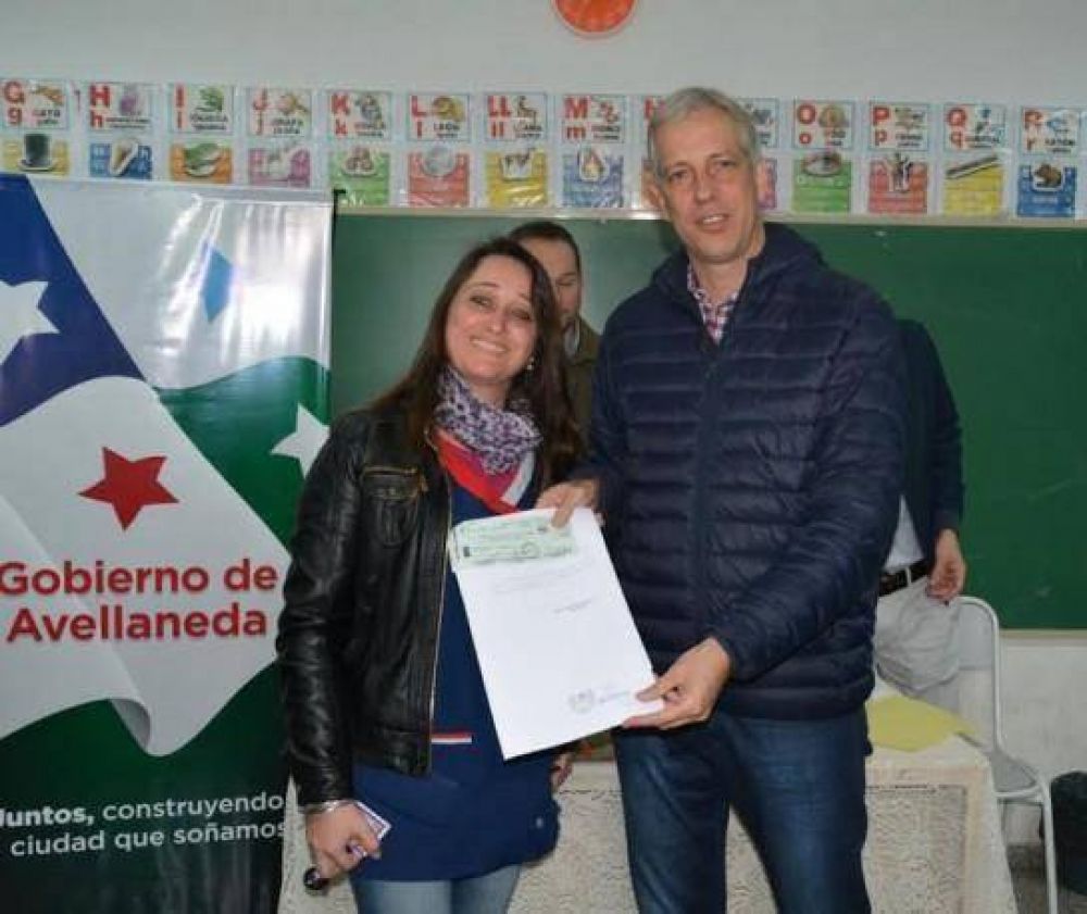 Scarp�n entreg� $700.000 a escuelas de Avellaneda