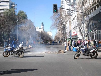 Vendedores ambulantes protestaron en pleno centro platense: �Queremos que nos dejen trabajar�