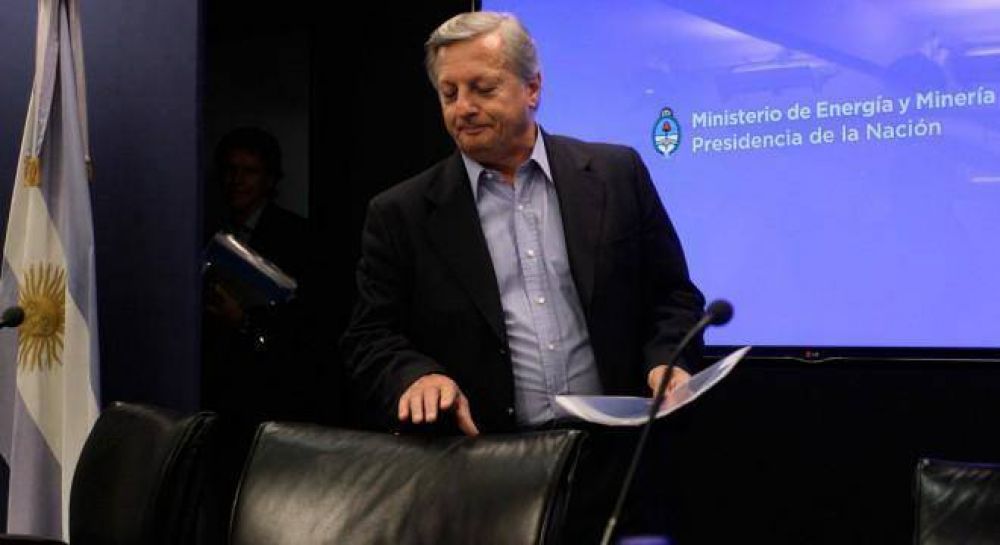 Aranguren vuelve a subir los combustibles pero ratifica precios libres para 2018