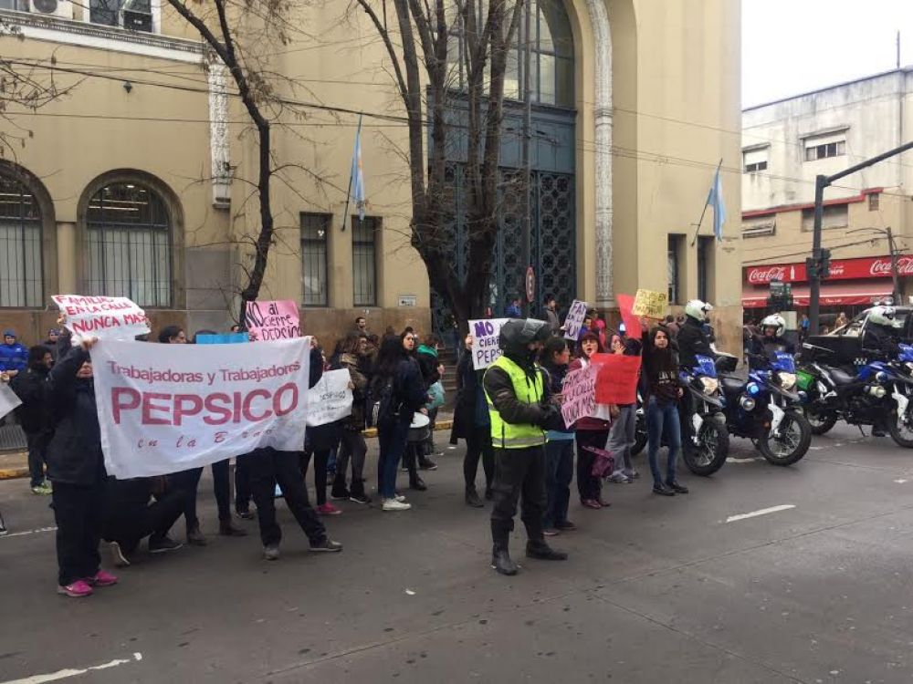 Reclamo de trabajadoras de PepsiCo frente al municipio de Vicente L�pez