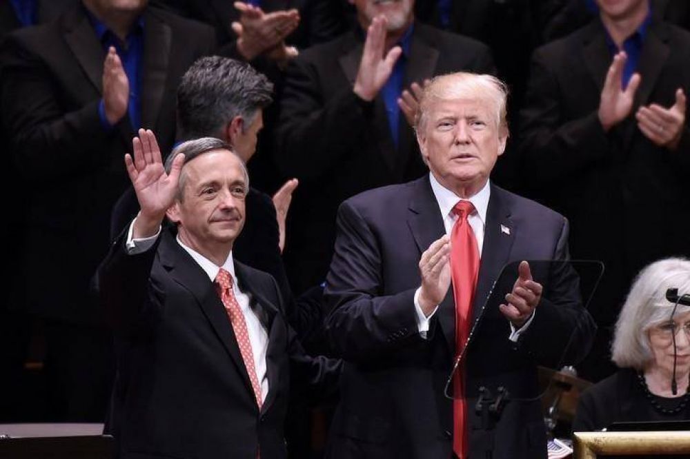 Donald Trump le pega y derriba a la CNN en un video viral que gener� indignaci�n y cr�ticas