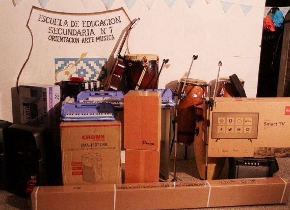 El municipio de San Pedro entreg� instrumentos musicales a escuela secundaria