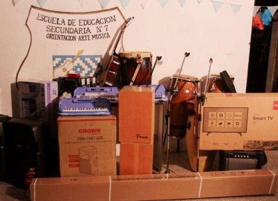 El municipio de San Pedro entreg� instrumentos musicales a escuela secundaria
