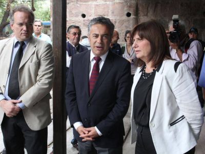 Bullrich vuelve a Mendoza a entregar chalecos y municiones