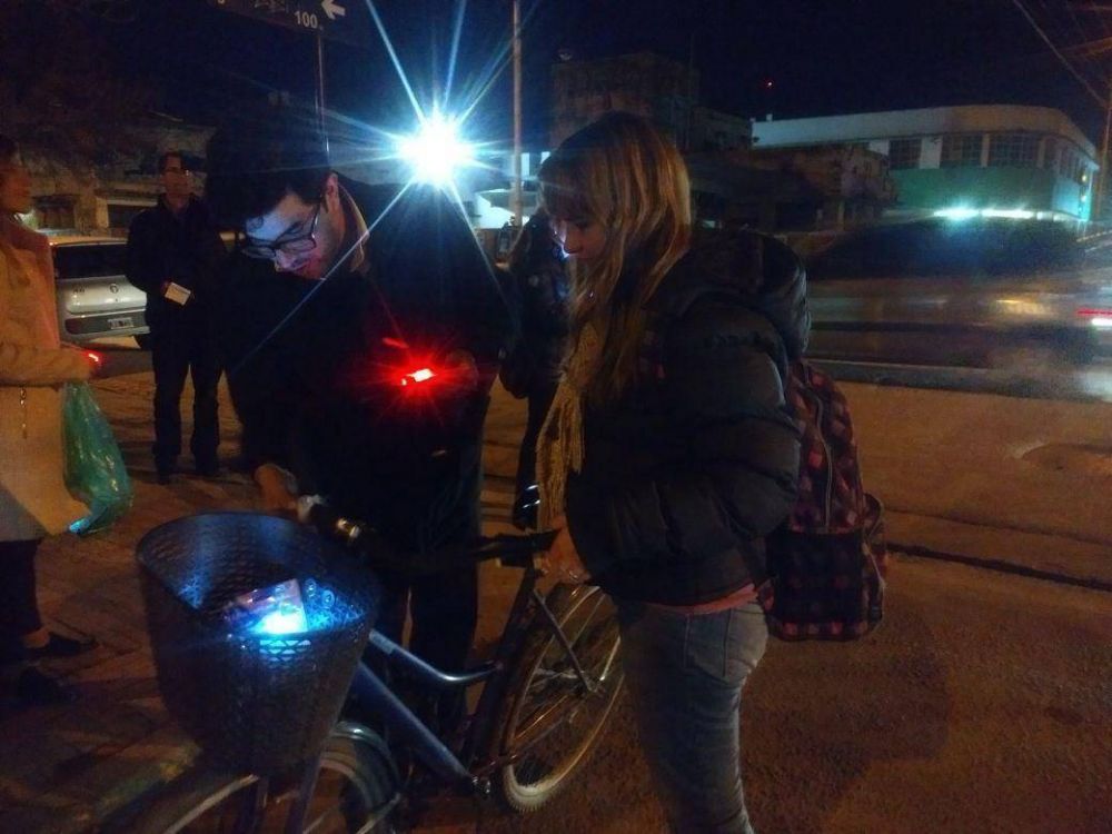 Cambiemos entreg luces a ciclistas, para promover la seguridad vial