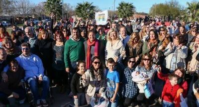 La provincia entreg� viviendas a docentes de Carcara��