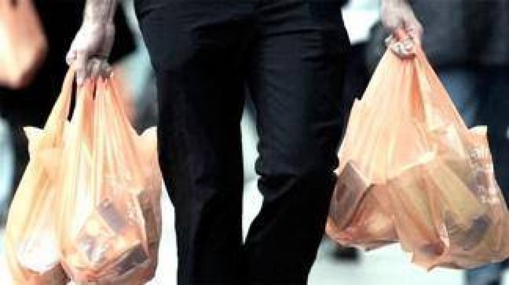Se evit el uso de 250 millones de bolsas plsticas con su prohibicin de entrega en supermercados