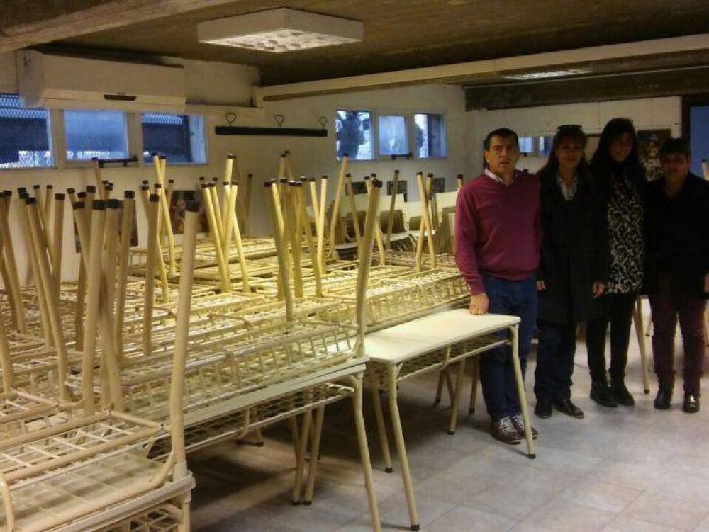 Provincia entreg� mobiliario para escuelas del distrito