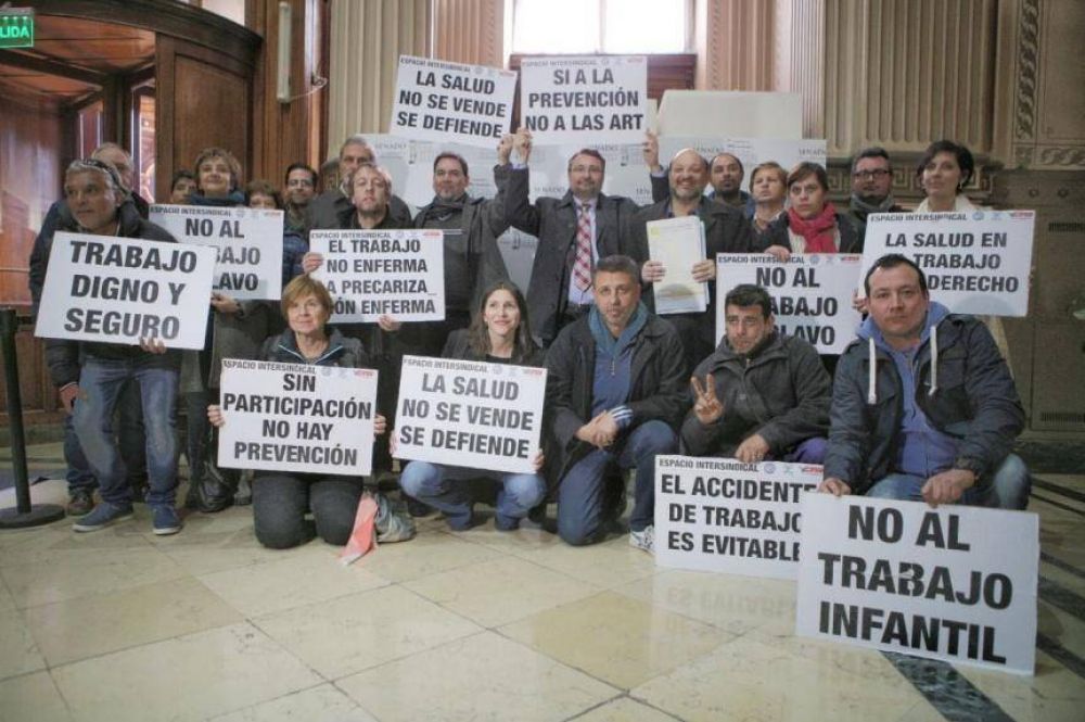 Sigue la lucha peronista contra la adhesi�n a la Ley de Riesgos del Trabajo