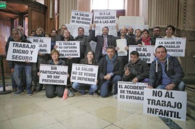 Sigue la lucha peronista contra la adhesi�n a la Ley de Riesgos del Trabajo