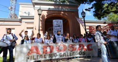 Lleg� julio y se mantiene el paro docente en Santa Cruz