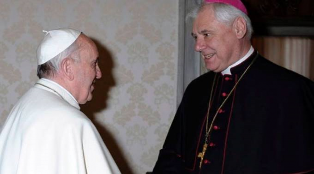 M�ller se declara sorprendido por su salida, pero niega diferencias con el Papa