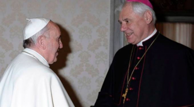 M�ller se declara sorprendido por su salida, pero niega diferencias con el Papa