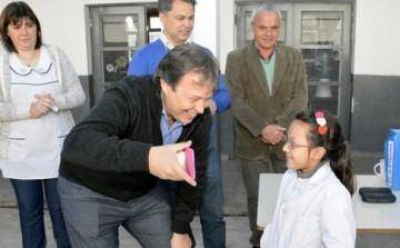 Cascallares entreg� anteojos a alumnos de Malvinas Argentinas