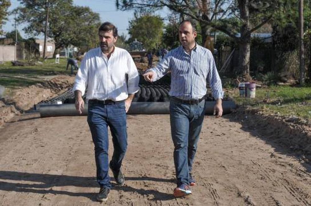 Ciudad y Naci�n avanzan en la pavimentaci�n de Caba�a Leiva