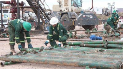 Llovizna. Las petroleras invierten a cuentagotas