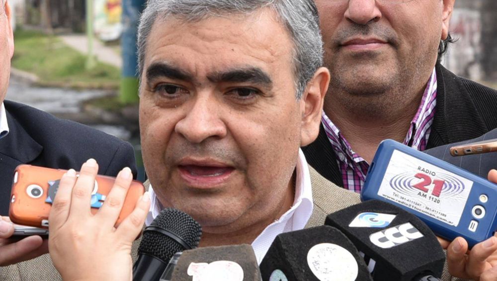 Alfaro apareci� en Casa de Gobierno de manera sorpresiva y reclam� $ 5 millones