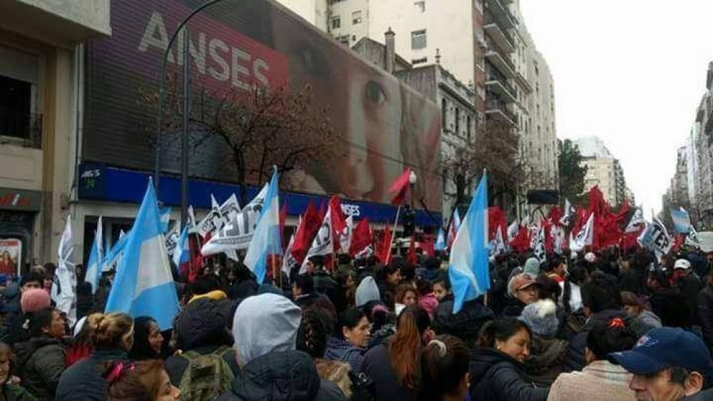 Acto y reclamos: organizaciones sociales ocuparon la ANSES