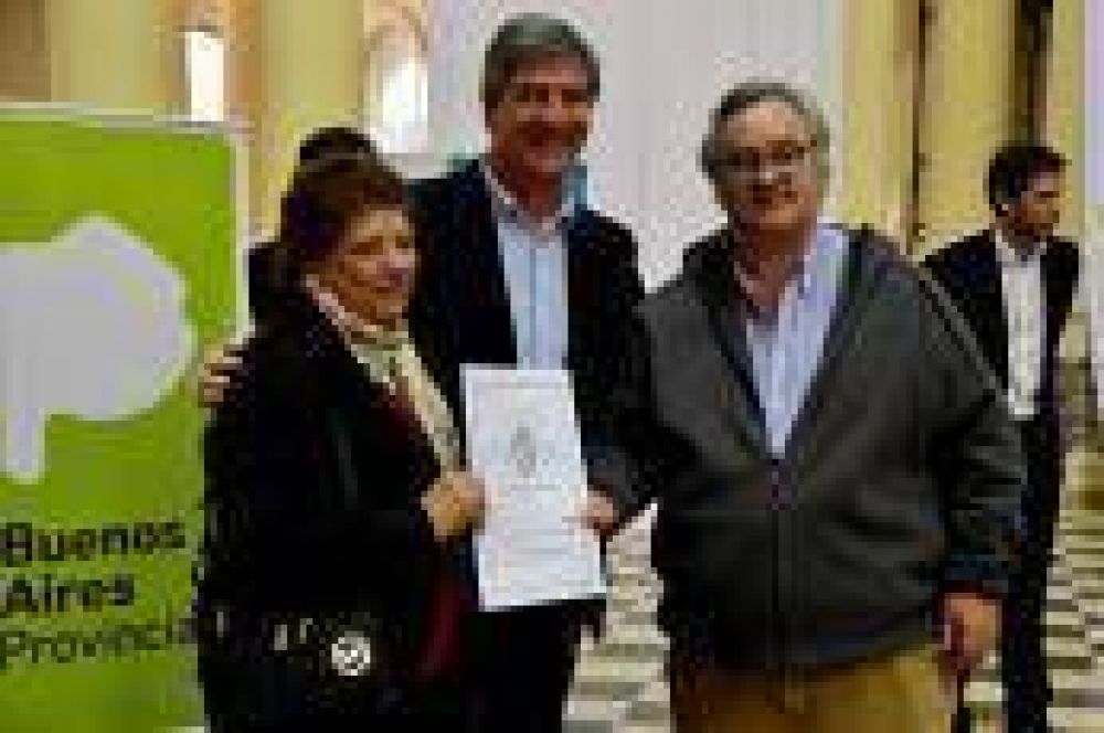 En emotiva ceremonia, Mor Roig y De La Torre entregaron 400 escrituras de viviendas a vecinos de la ciudad de La Plata