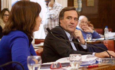 Cuestionan a concejal oficialista por sus faltazos: 