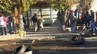 Vel�zquez pidi� reflexi�n a docentes que bloquean Consejo de Educaci�n