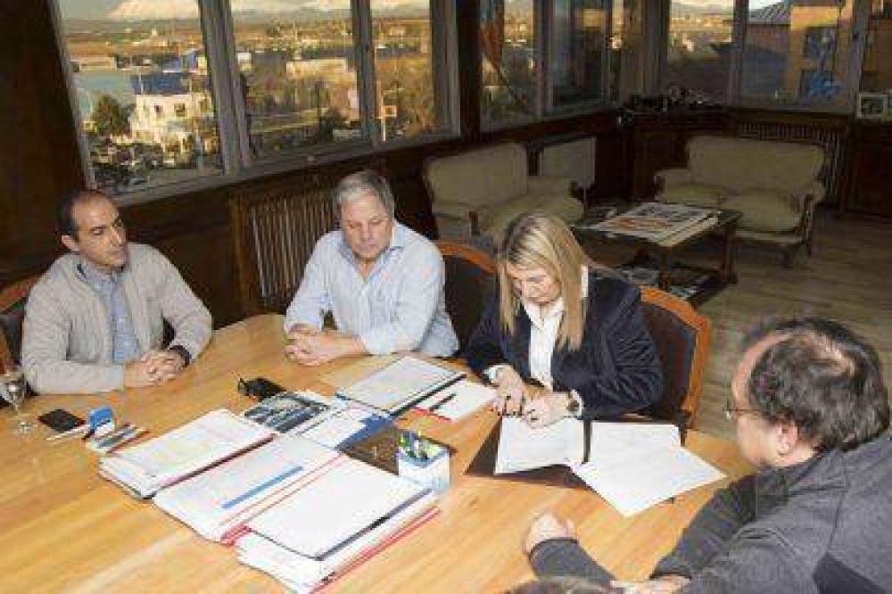 Bertone firm el contrato para la construccin de una planta cloacal