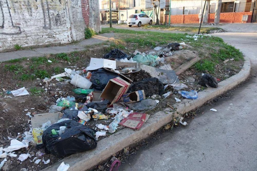 Quejas por la basura acumulada en Arist�bulo del Valle y Brasil