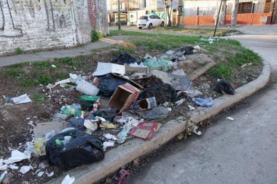 Quejas por la basura acumulada en Arist�bulo del Valle y Brasil
