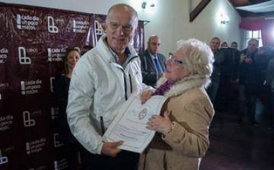  Grindetti entreg� escrituras a vecinos de Lan�s