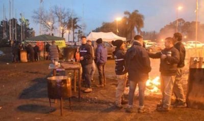 Los trabajadores de la construcci�n siguen con el plan de lucha en la rotonda de Z�rate