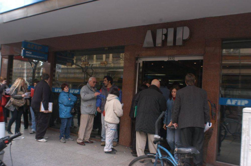 Investigan al tesorero de la UCR: allanaron su casa y la AFIP
