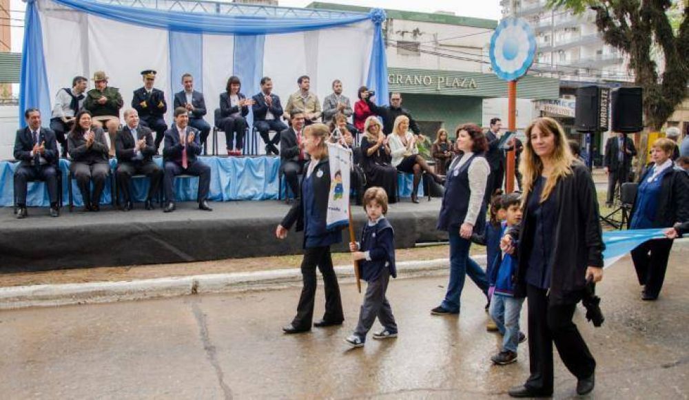 Gustavo Martnez acompa a alumnos y familias en el acto del Da de la Independencia argentina