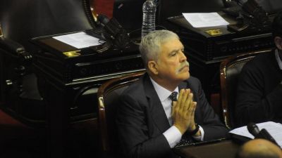 El oficialismo busca aliados para expulsar a De Vido por 