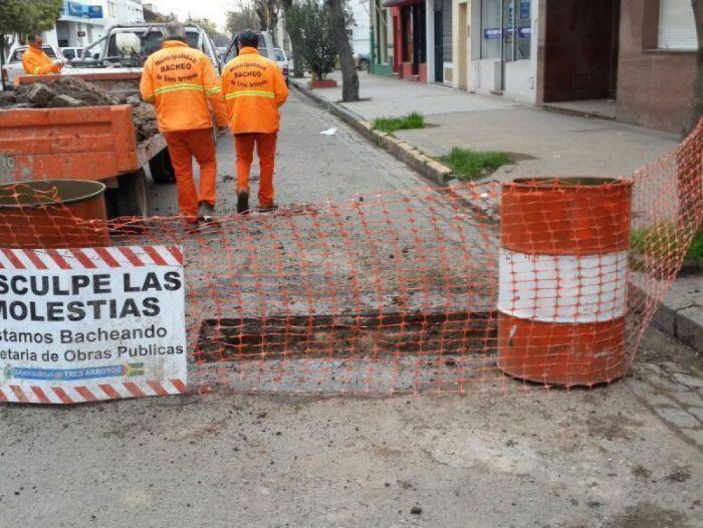 Prosiguen cortes y trabajos por bacheos, obras sanitarias y asfalto