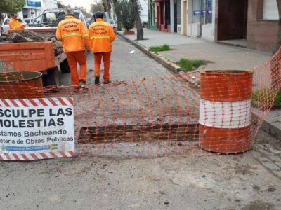 Prosiguen cortes y trabajos por bacheos, obras sanitarias y asfalto