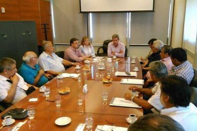 Estatales y gobierno ya se re�nen por el aumento del salario familiar