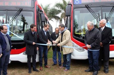 Garro present� los nuevos colectivos