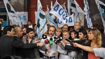 Docentes porte�os paran y van a la justicia para que no les descuenten el d�a