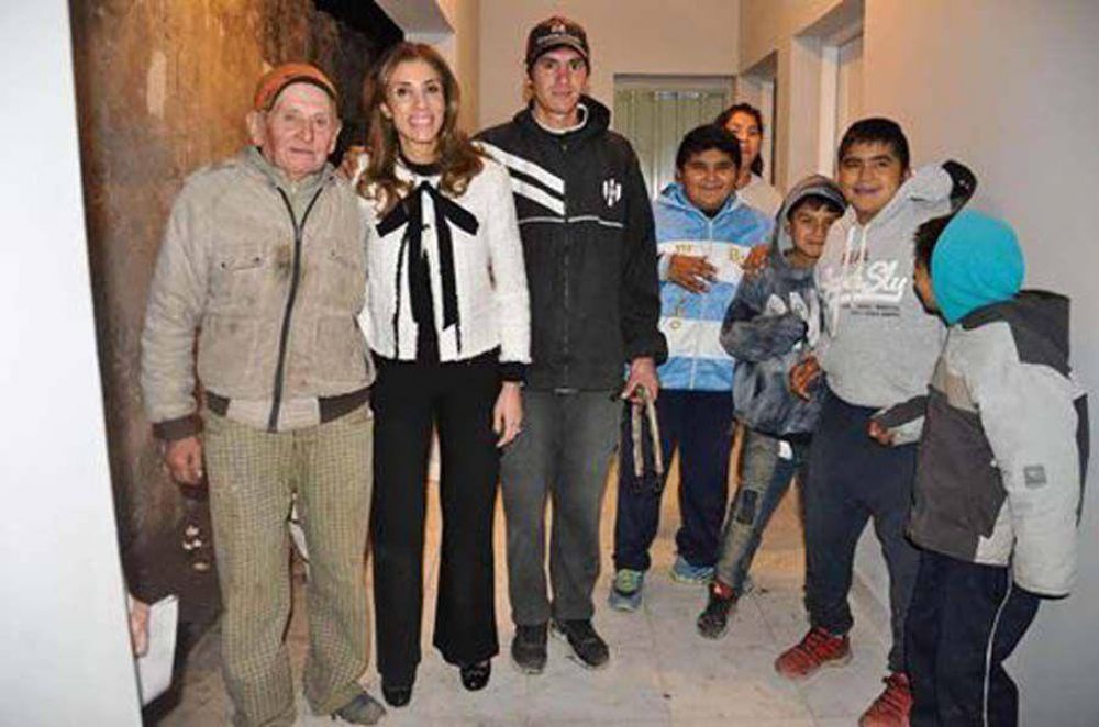 La Gobernadora contin�a con las entregas de viviendas en los barrios de Capital y La Banda