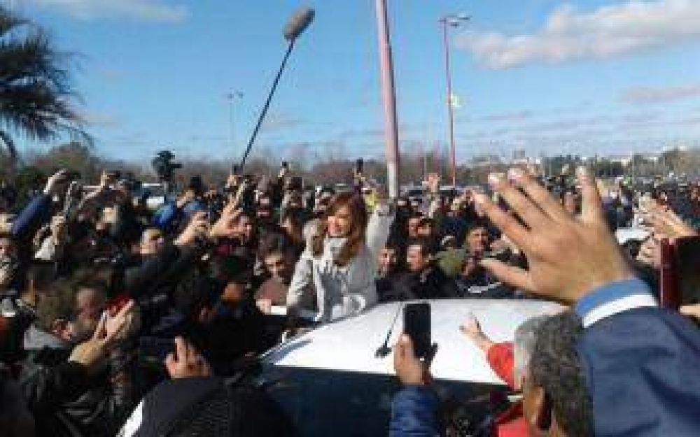 Cristina retoma las recorridas de campa�a: Estuvo con trabajadores despedidos en la rotonda de Z�rate
