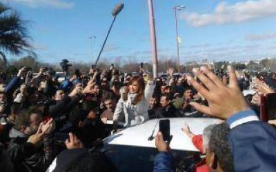 Cristina retoma las recorridas de campa�a: Estuvo con trabajadores despedidos en la rotonda de Z�rate