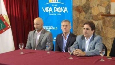 Llaryora regresa a Carlos Paz para entregar cr�ditos del �Vida Digna�