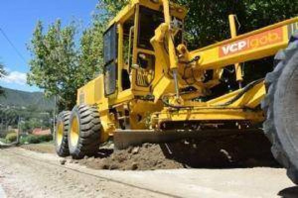 Avanzan los arreglos en las calles de tierra y se reparan los baches