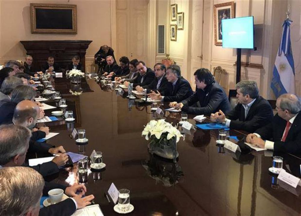Macri redujo un ministerio e hizo guios a la UCR en el gabinete