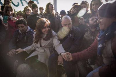 Cristina no pierde pisada: se reuni� con los trabajadores despedidos de Atucha que neg� el oficialismo